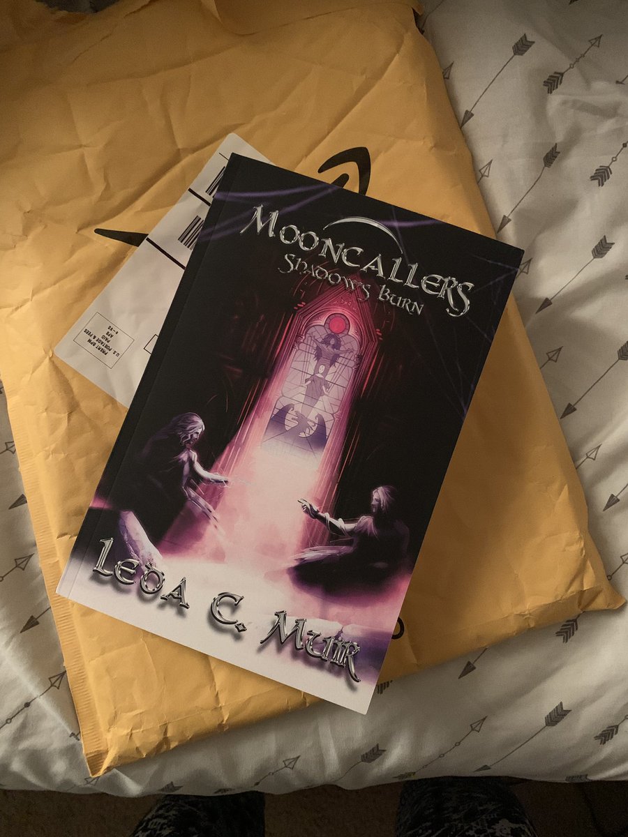 mamafox321's tweet photo. Jfdsjfdsjfds I cannot tell you how excited I am right now!! It first told me it wouldnβt come here til Jan 4-7 and when I got the notification that it was being delivered today I literally screamed! #MooncallersBook #shadowsburn #illdisappearagain https://t.co/XqV4yl1gGf