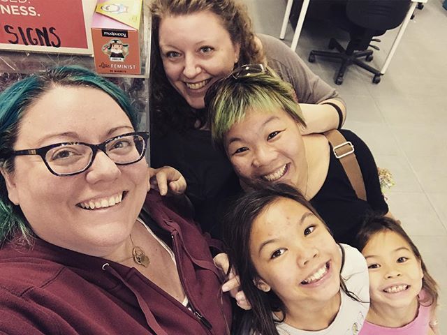 Anzula's tweet photo. We got a surprise visit from one of our favorite yarn friends! Tina is amazing!!!She travels to all of our trade shows from all the way from San Diego and is seriously the very best. We even got to say hi to her adorable littles. ❤️❤️❤️ #yarnfriends https://t.co/LdfGggYxjs https://t.co/Wn68AO8FSA