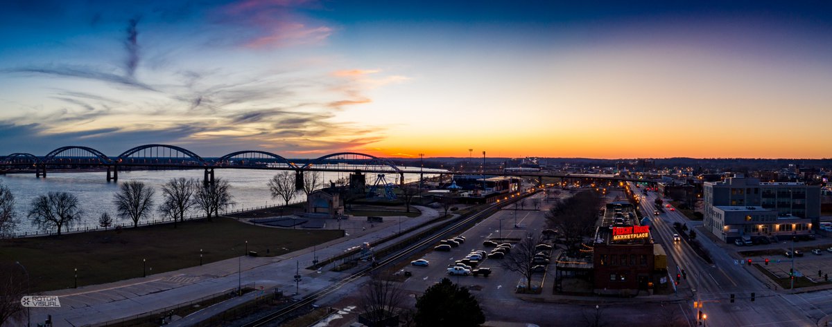 As the sun sets on 2018, ROTOR✲VISUAL wishes to thank all who collaborated on projects this year! Go 2019!
#centennialbridge #mississippi #bixbeiderbecke #modernwoodmenpark 
#davenport #iowa #quadcities 
#goldenhour 
#dronephotography  
#rawphoto
#mavic
#dji #shotondji 
#part107