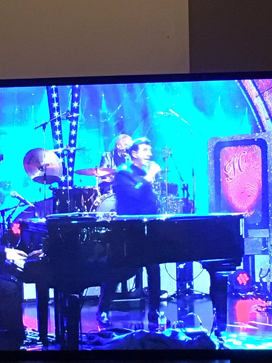 Little_Lottie91's tweet photo. I thought Ross from Friends was on Jools Holland #rossfromfriends #joolshollandannualhootenanny #2019 #bbc2 #JoolsHolland #happynewyear⁠ ⁠⁠ ⁠ https://t.co/pQNrCMAMFr