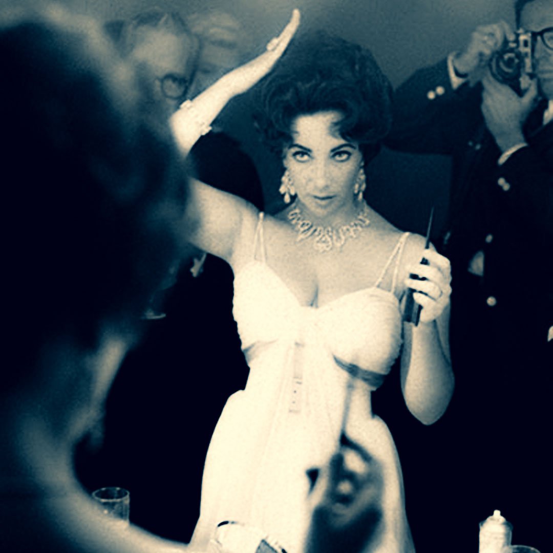 seltzer_kim's tweet photo. #elizabethtaylor #glamorous old school #hollywoodstyle. https://t.co/xn3QrimxZX