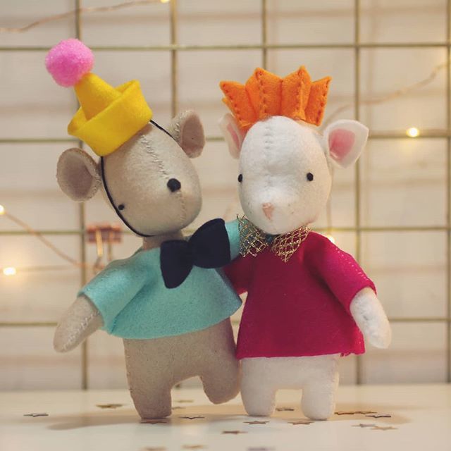 picklepintweet's tweet photo. Happy New Year everyone!! From me, Party Bear & Disco Kitty to all of you 💗
.
.
🐻Party Bear from the kit on the front of @molliemakes, slightly fiddled with by me to make Diso Kitty 🐱
. .
#happynewyear #handmade #instafelt #molliemakers https://t.co/DenfxtdtxP https://t.co/SRzwrZguB6