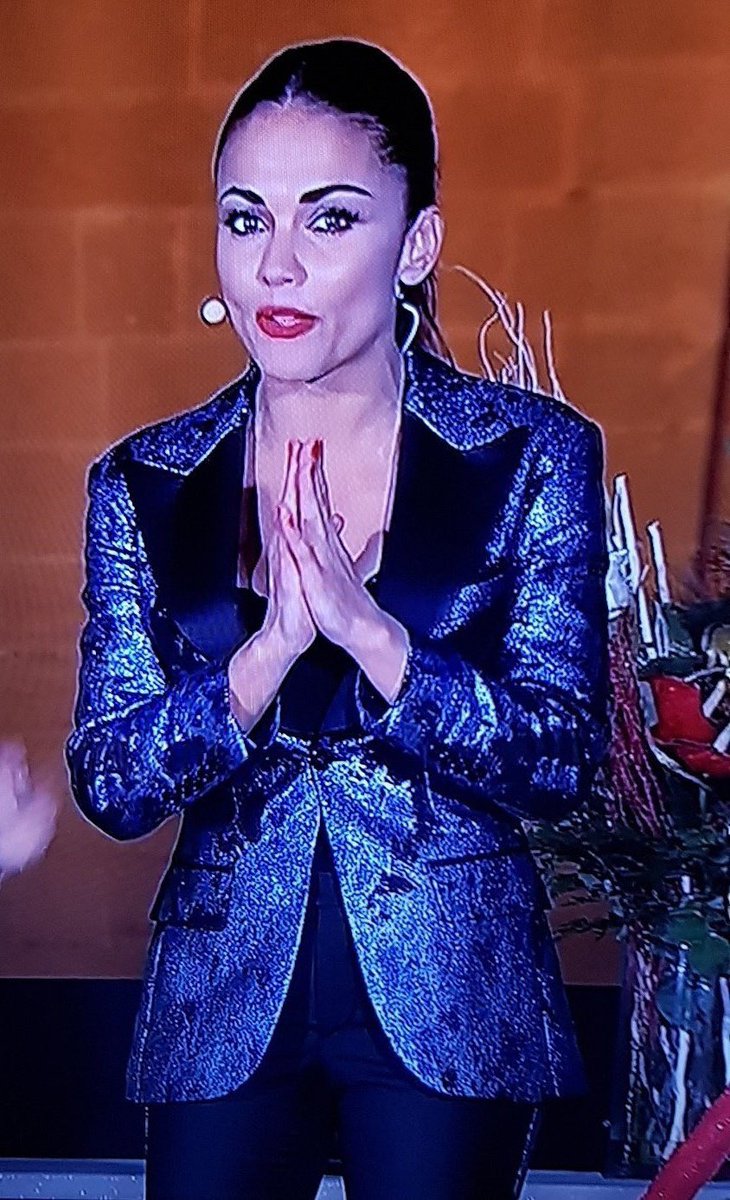 jandcalderon985's tweet photo. -Lara Álvarez: ELEGANCIA.

-Pedroche: VULGARIDAD.

Así de simple. https://t.co/8MJFocSqng