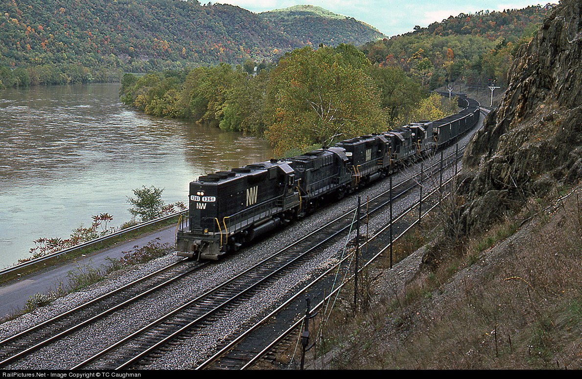 TrainPicsDaily's tweet image. An empty coal drag paces along the New River with old beat-up Alco's interspersed between newer EMD power. Photo by TC Caughman. Glen Lynn, VA, 10-18-75

I hope everyone had a great 2018 and here's to an even better 2019!!!🍾🍻🎉

railpictures.net/viewphoto.php?…
