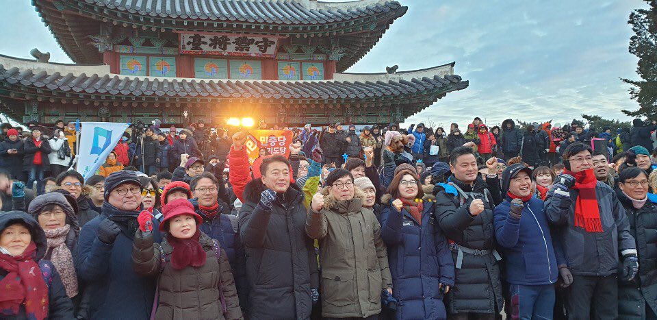 2019. 1. 1. 기해년, 황금돼지의 해가 밝았습니다. 제24회 남한산성 해맞이 행사가 남한산성 수어장대에서 있었습니다. 많은 시민분들이 참여하셨습니다. 모든 분들 새해 복 많이 받으시고 올 한해 뜻하는 모든 일 이루어지시길 바랍니다.^^ #성남시 #남한산성해맞이 #소원성취 #모든일이다돼지~