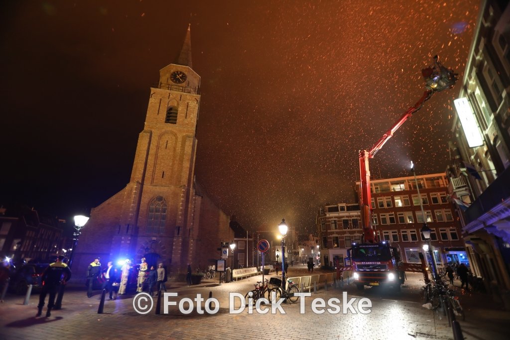 DTpersfoto's tweet photo. Wat n paniek op Scheveningen door de grote vonkenregen , brandweer en politie hebben handenvol werk. Boulevard is ontruimd mbv politie honden https://t.co/eKUvE1yTZd