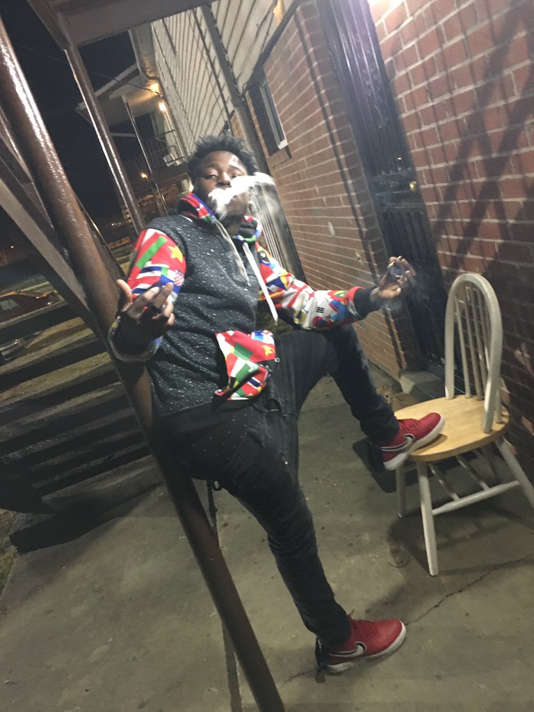 A0tbJayvo's tweet photo. Trap wit it💰🖤 #LastPicOf2018 https://t.co/U7IC0UoIj7