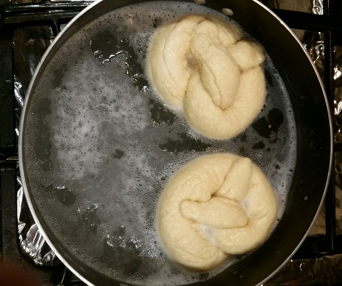 wnchem's tweet photo. Last experiment of 2018....sourdough soft pretzels!  Began 11 days ago with making  flour &amp; water starter.  Score one for food science! #FunFermentation #NaturalYeast #ThermalDecompOfNaHCO3
#WinterBreakIdeas https://t.co/jQdpYO9jSE