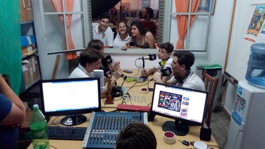 FMAsteroides's tweet photo. Feliz 2019 !!! Gracias por acompañarnos en esto tan lindo que es la Radio !! Que sea un año espectacular para cada uno de uds. https://t.co/gS0ZHJYFX4