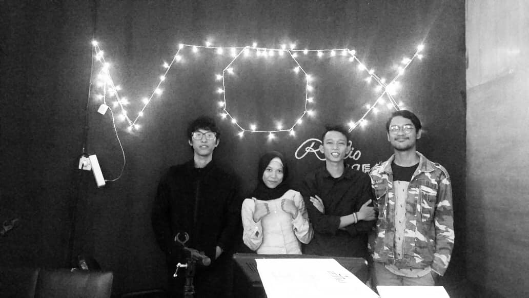 Bersama sutradara Susilo Rahardjo bincang-bincang tentang video klip "Lima Sembilan" di Vox Radio.

Video klip "Lima Sembilan" sudah tayang di channel YouTube kami: Dersana Music youtu.be/SEPh7VI-SzM