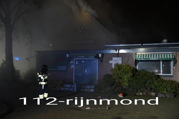 #Dorpsdijk #Rhoon: daar is een grote brand in partycentrum uitgebroken. Brandweer heeft opgeschaald naar #Grotebrand
