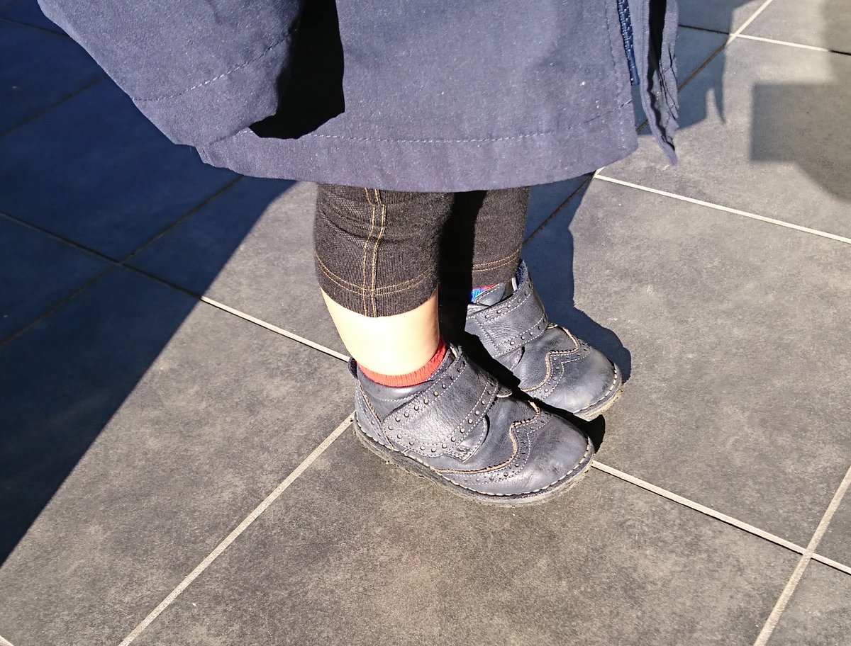 bel729's tweet image. 子供がお外出たい病にかかったので、近所の神社に初詣です。
元旦のおめでたい日なので、勝負アイテムで外出です
ベルトは #cleaf 芯通し染めブライドル
私の靴は #名も無きビジネスシューズ
お子の靴は #てつじ
です