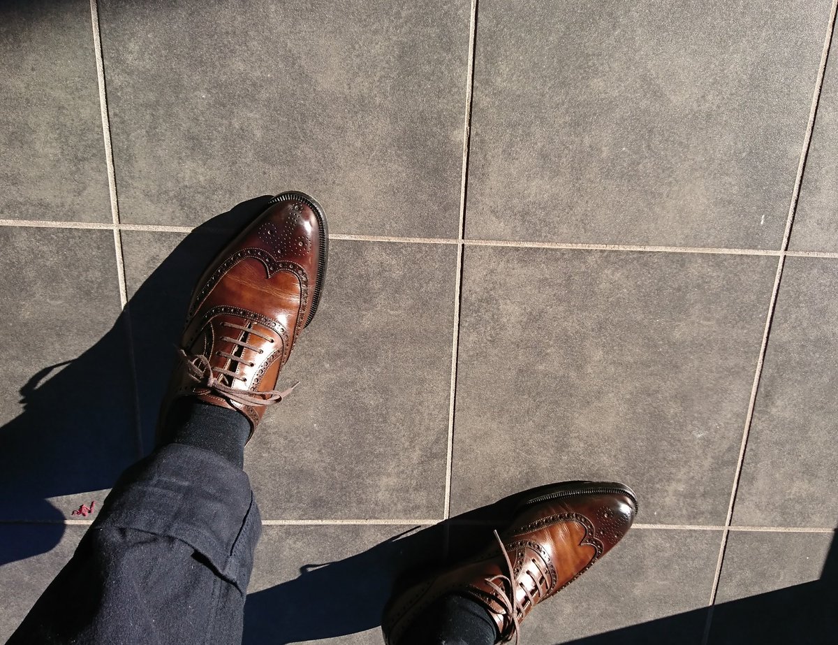 bel729's tweet image. 子供がお外出たい病にかかったので、近所の神社に初詣です。
元旦のおめでたい日なので、勝負アイテムで外出です
ベルトは #cleaf 芯通し染めブライドル
私の靴は #名も無きビジネスシューズ
お子の靴は #てつじ
です