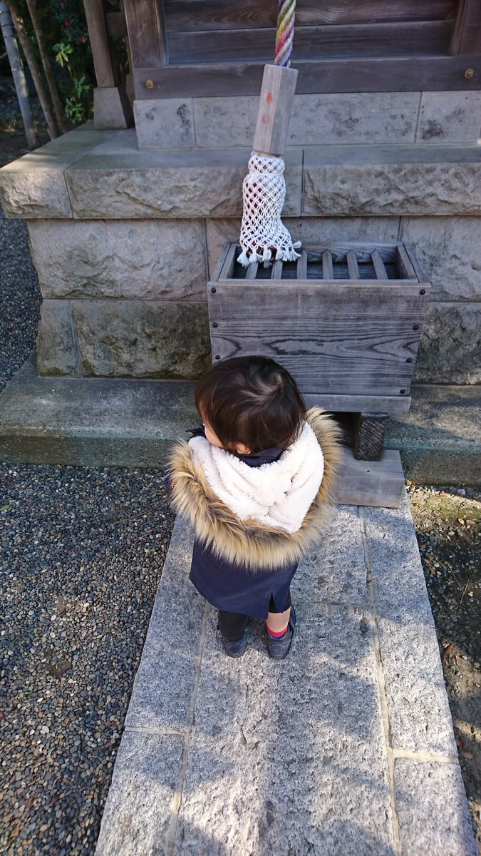 bel729's tweet image. 子供がお外出たい病にかかったので、近所の神社に初詣です。
元旦のおめでたい日なので、勝負アイテムで外出です
ベルトは #cleaf 芯通し染めブライドル
私の靴は #名も無きビジネスシューズ
お子の靴は #てつじ
です