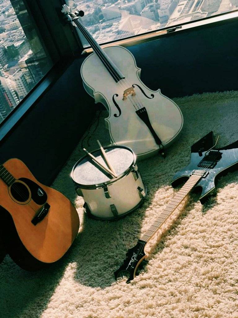 sesh_io's tweet photo. Start #2019 off right and join the greatest online marketplace for all things music #sesh #jamsesh #music #musician #musicproduction #HappyNewYear #recordingstudio #musicstudio 
https://t.co/DqcB8nOoGl https://t.co/CaZ8GTenT3