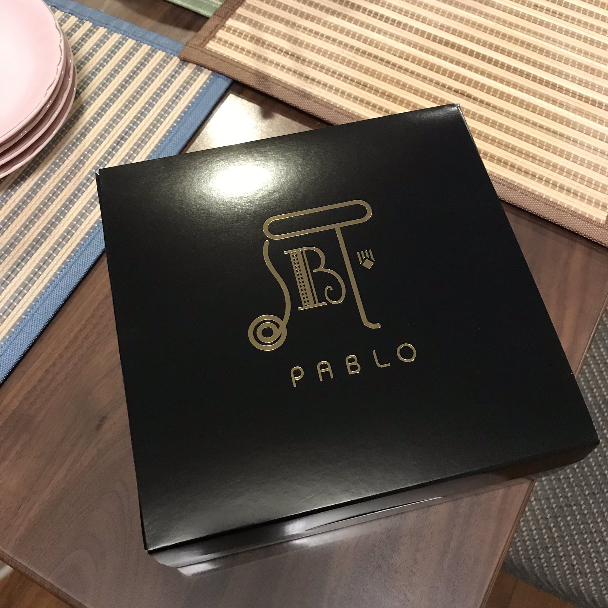 Miyahan Pablo プレミアムチーズタルト 冷凍 1500円 近所のスーパーで個数限定販売されてたので実家のお土産にした 冷凍なので保冷剤がいらず楽 プリンとチーズケーキを合わせて煮詰めたような濃厚なデザート ちびちび食べながら紅茶を頂くのが至高