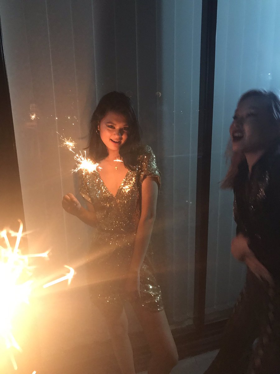 MandaBianca's tweet photo. Happy new year from me and my photobombing friend ✨ https://t.co/fJKAoKeAWb