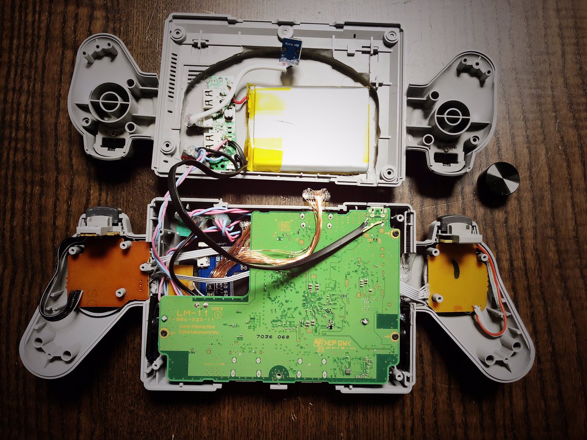 NIWAchannel's tweet image. 中身はこんな感じ。
液晶と各種コード類で本体内がキツキツになるので、バッテリー分の容量確保にはこんな感じで対処しました^ ^

#PlayStationClassic
#PlayStationClassicPortable
#PScP