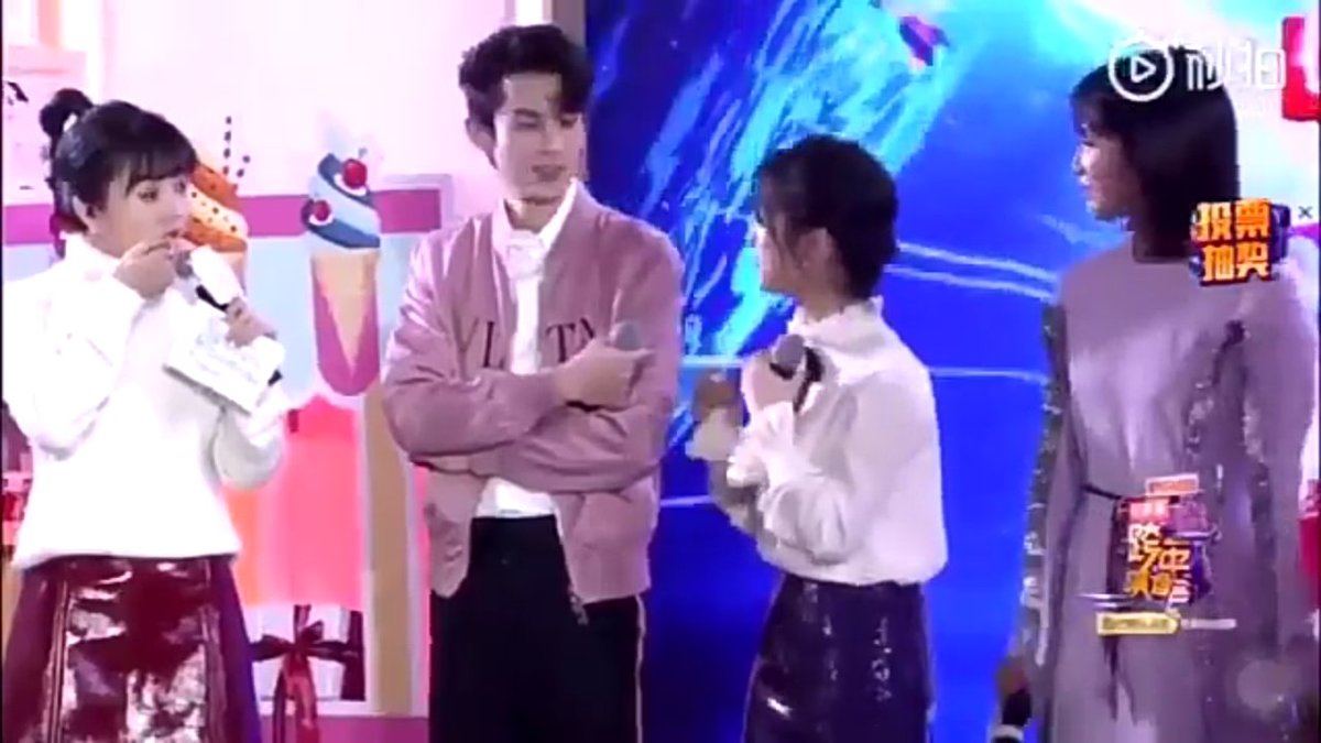 NEW YEAR TOGETHER At the backstage of Hunan Show, Yy was asked to play the claw machine but she commanded Dd to play for her instead, and my boy just followed his master that quick  just look Dd's pointing the toy that Yy wants this is really cute huu my parents 