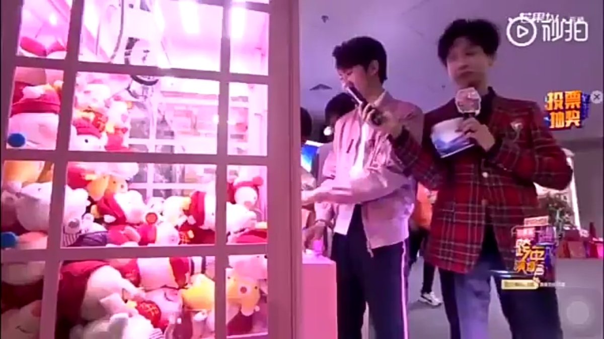 NEW YEAR TOGETHER At the backstage of Hunan Show, Yy was asked to play the claw machine but she commanded Dd to play for her instead, and my boy just followed his master that quick  just look Dd's pointing the toy that Yy wants this is really cute huu my parents 