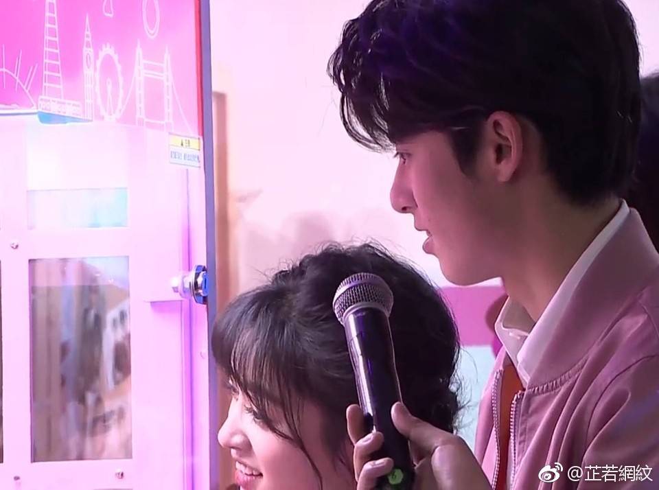 NEW YEAR TOGETHER At the backstage of Hunan Show, Yy was asked to play the claw machine but she commanded Dd to play for her instead, and my boy just followed his master that quick  just look Dd's pointing the toy that Yy wants this is really cute huu my parents 