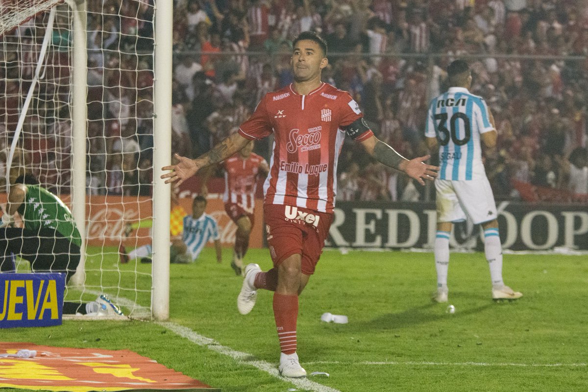 CASMOficial's tweet photo. 🔴⚪#2018Ciruja

Y llegamos a Superliga. Y aunque los primeros resultados no fueron los mejores, el equipo sacó a relucir su amor propio y demostró que no está muerto quien pelea. 

⚽#VamosCiudadela https://t.co/NsH0hg64y7