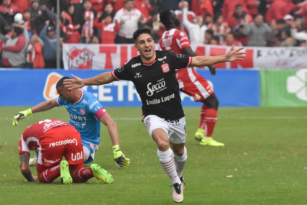 CASMOficial's tweet photo. 🔴⚪#2018Ciruja

Y llegamos a Superliga. Y aunque los primeros resultados no fueron los mejores, el equipo sacó a relucir su amor propio y demostró que no está muerto quien pelea. 

⚽#VamosCiudadela https://t.co/NsH0hg64y7