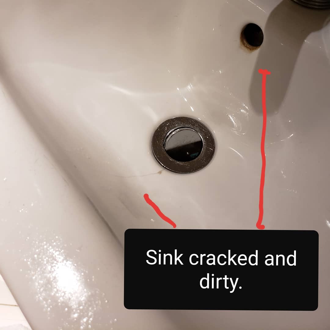 Barnesolona702's tweet photo. This is what you get when you book your vacation through @virginvacations. Their resolution was to offer me $100 off of a river cruise, guided or escorted tour the next time we book through them (which we will never do again)! Worst hotel in London @1lexhamgardens https://t.co/Qick7ihFBO