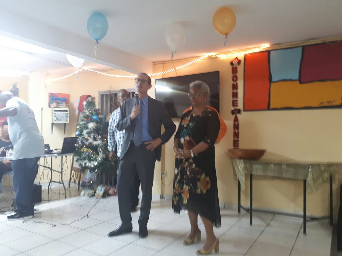 Prefet972's tweet photo. #31decembre2018 La tournée du #prefet972 s'est suivie au #CROSSAG, chez les #policiers principalement ceux affectés en BAC, GAN, PS et centre de commandant. Elle se termine à l'ACISE avec les personnes en situation précaire https://t.co/ZrDAh9H0TI