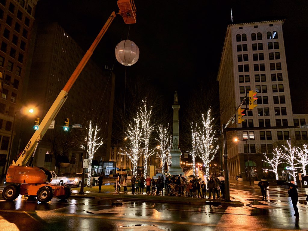 21WFMJ's tweet photo. Getting ready to ring in the New Year in downtown #Youngstown! #FirstNightYoungstown #HappyNewYear 🥂 https://t.co/sWZASXAvDl