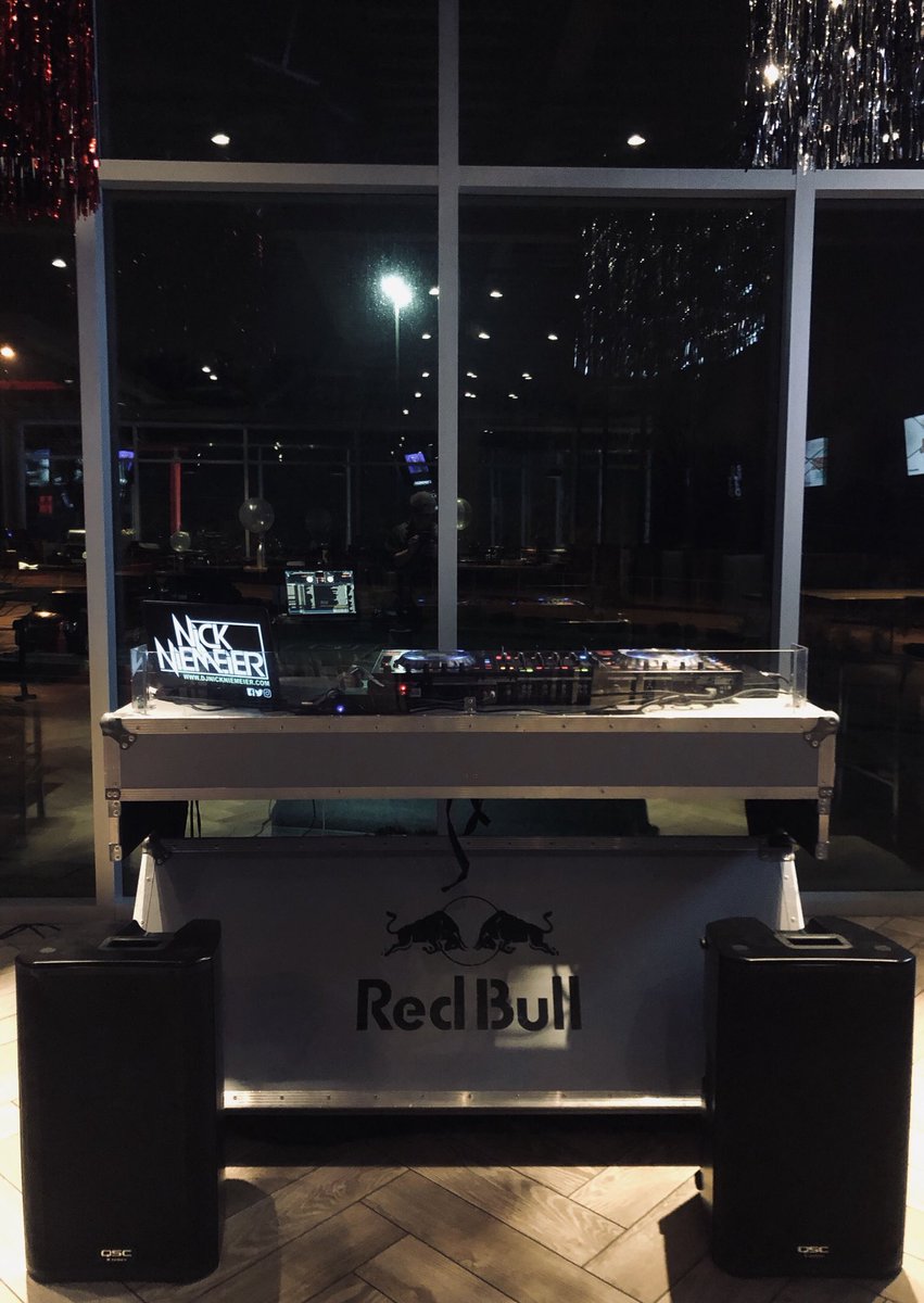 DJNickNiemeier's tweet photo. 102 bays sold out at #TopgolfKC!
#NYEBash https://t.co/YIgLkoeS4Q