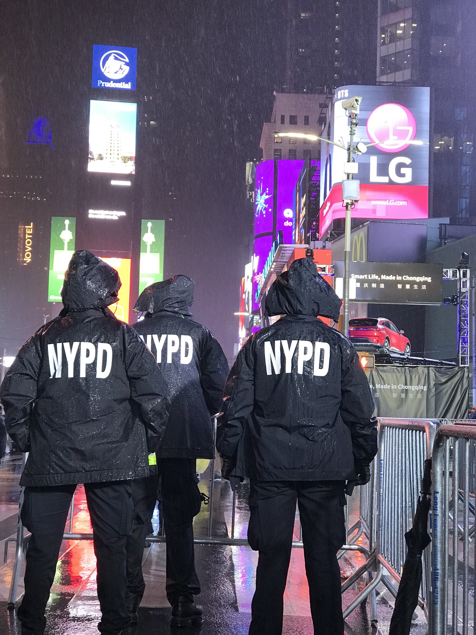 NYPD NEWS on Twitter: "We refuse to let the rain put a damper on our  #RockinEve⁠ ⁠party in #TimesSqaure. Let the show go on!  https://t.co/yTA8gKodXj" / Twitter