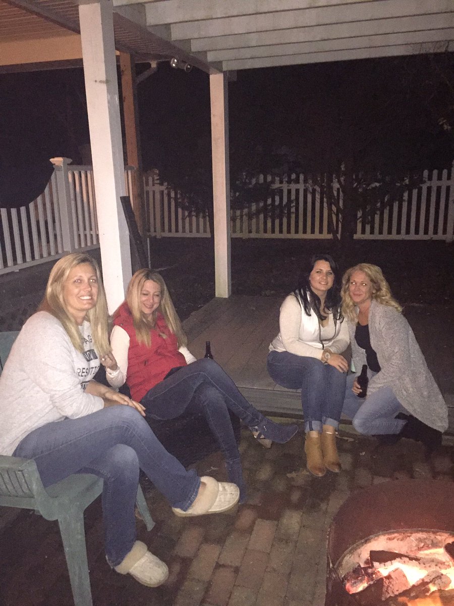 ChartersShell's tweet image. Happy New Year.     Got the girls by the  barrel  having a good time