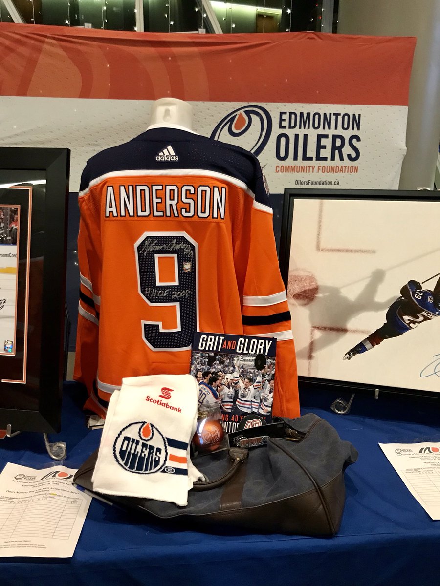 SpectrumAuth's tweet image. Let us help you ring in the New Year with some of our auction items up for grabs tonight as the @EdmontonOilers take on the @NHLJets! New year, new sports memorabilia 👏🏼👏🏼 @Oil_Foundation #LetsGoOilers #NewYearEve