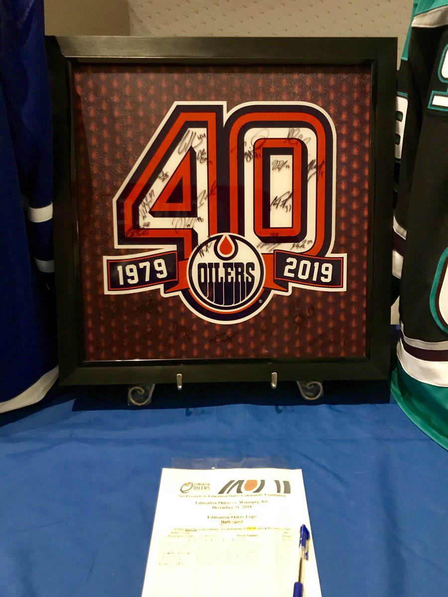 SpectrumAuth's tweet image. Let us help you ring in the New Year with some of our auction items up for grabs tonight as the @EdmontonOilers take on the @NHLJets! New year, new sports memorabilia 👏🏼👏🏼 @Oil_Foundation #LetsGoOilers #NewYearEve