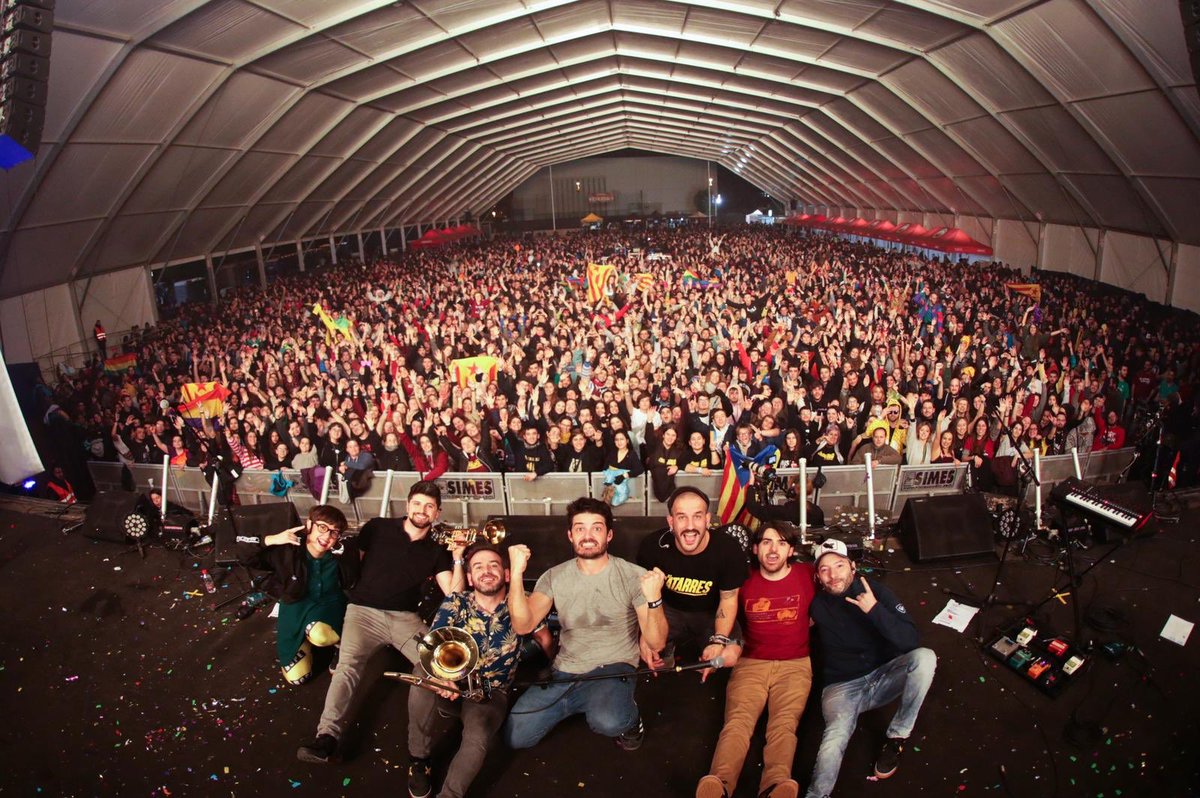 elscatarres's tweet photo. 🔥FESTIVERN🔥
No hi ha millor manera d’acabar l’any que al vostre costat!!!
Gràcies per aquest 2018 i que el 2019 us porti molt amor!!!
@Festivern_info @exitsmgmt @Pro21cultural #elscatarres #catarres #TEMP2018 #TosElsMeusPrincipis #Festivern1819 #Festivern https://t.co/bpZezR20gj