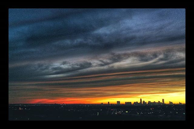 JustinHCinema's tweet photo. Last Austin sunset of 2018!
#HappyNewYear #Austin #Sunset https://t.co/PdfeWFzes6 https://t.co/ITxgICfl1o