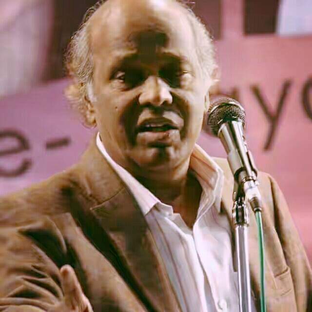 Poet_Abhi's tweet photo. कभी दिमाग़ कभी दिल कभी नज़र में रहो
ये सब तुम्हारे ही घर हैं किसी भी घर में रहो

जला न लो कहीं हमदर्दियों में अपना वजूद
गली में आग लगी हो तो अपने घर में रहो

तुम्हें पता ये चले घर की राहतें क्या हैं
हमारी तरह अगर चार दिन सफ़र में रहो

@rahatindori
#Birthday💐🎂
#बज़्म_ए_शोअरा✍️ https://t.co/gB57gHHhU8