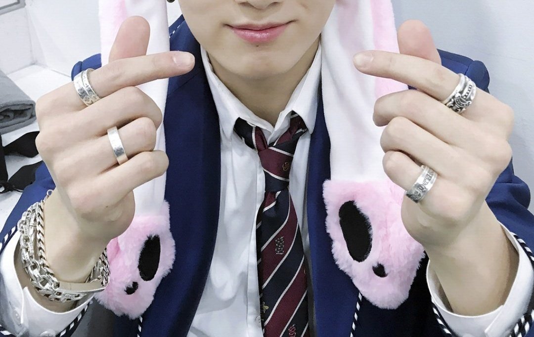 stillkms's tweet photo. Jikook tho their rings jsjsjsjdj they become one person cute https://t.co/kXzTSSfF6R