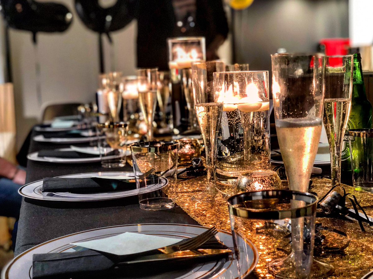TheNevinFrancis's tweet photo. NYE with family and dope friends
#lovemynetwork #newyearnewme #nye #myfamily #peacelovehappiness #2019herewecome https://t.co/uxQUMR4uIF
