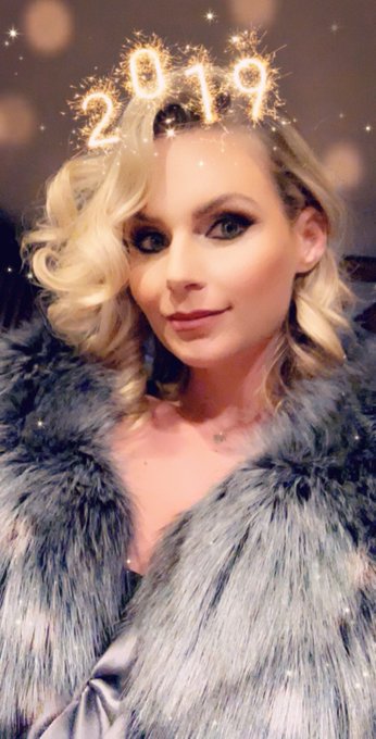 Happy New Year Everyone!!! 😍  I hope this year is better than the last I love you all!! https://t.co<a href="/tag/bigwetbutts"class="tags"><span>#bigwetbutts</span></a>