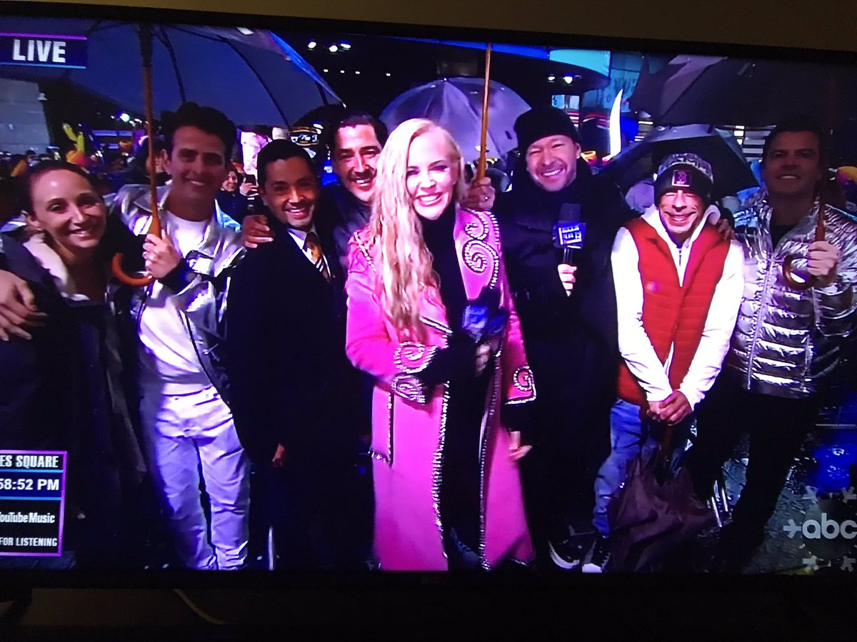 Cuttersftbll's tweet photo. @NKOTB @JonathanRKnight @DonnieWahlberg @dannywood @jordanknight @joeymcintyre Happy New Years Guys!! Here’s to an amazing 2019!! xxoo 🎉❤️ https://t.co/bTo50MKdEm