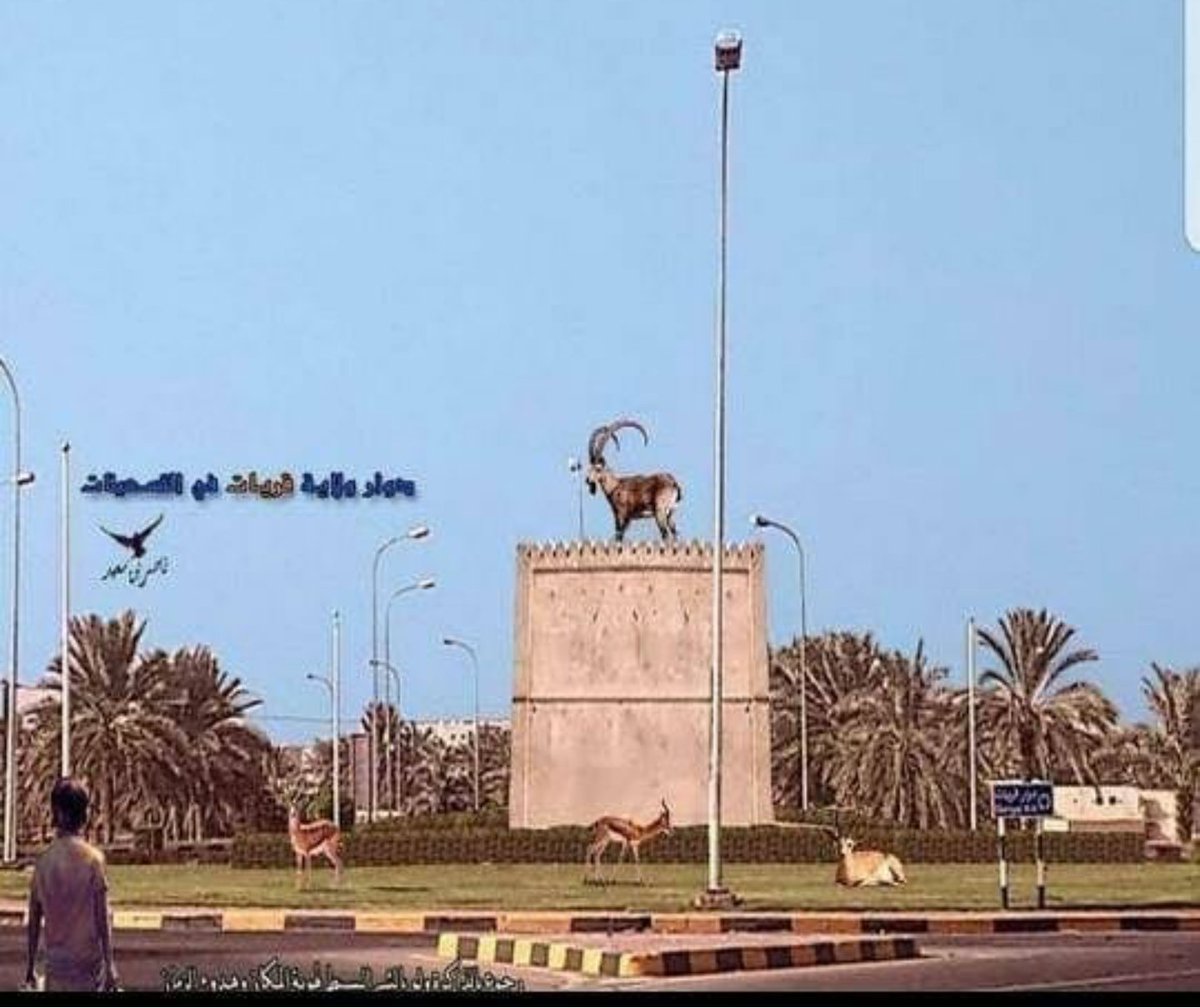 دوار ولاية #قريات قديما والوعل شعار الولاية متربعا في الأعلى  . 
الآن اختفى شعار الولاية من هذا المكان ومن كل مداخل الولاية  .
كل الولايات تقريبا على مداخلها عبارات الترحيب والشعار  . 
متى سنرى عبارة ترحيب و الوعل يستقبل زوار الولاية ؟.