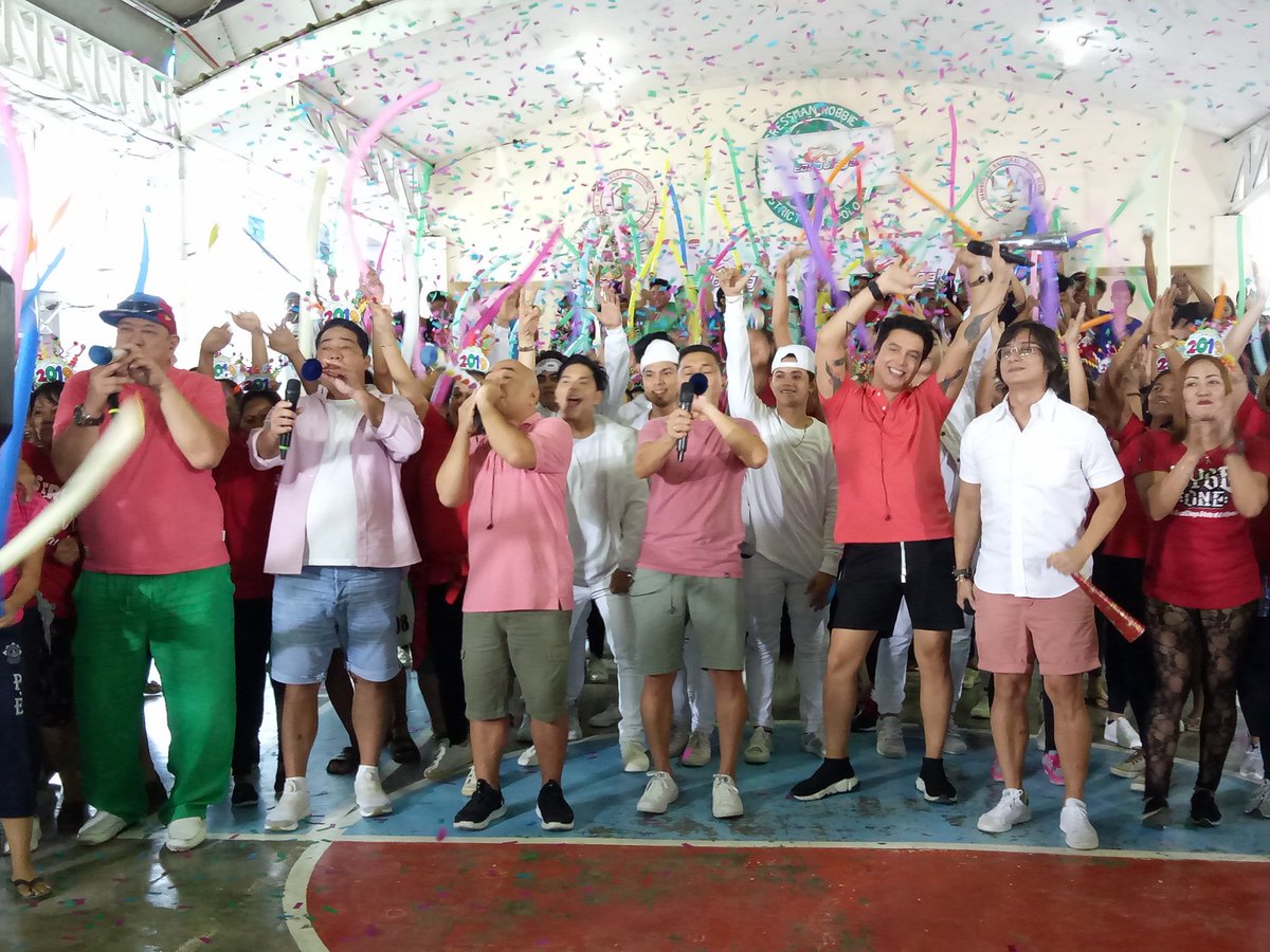 YAMYAMOFC's tweet photo. Happy 2019 from Team Barangay!!! 🎉

 #ALDUBPaRinSa2019 https://t.co/YVSEfLU1u7