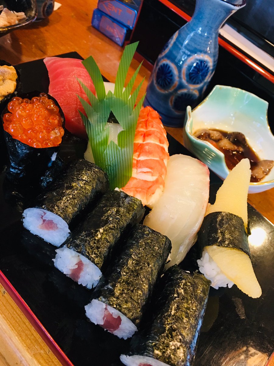 あゆ の すけ 元旦からぎふ初寿司で食い初めしてます 湯呑みが馬鹿でかくてお気に入りです 皆さま明けましておめでとうございます ぎふ初寿司 なまこ酢 生ズワイ