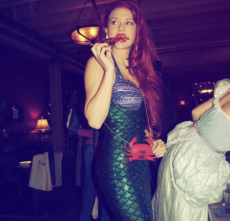 Taylor Swift dressed as Ariel at her New Year's Eve costume party DvzkyWiVsAAkvmA