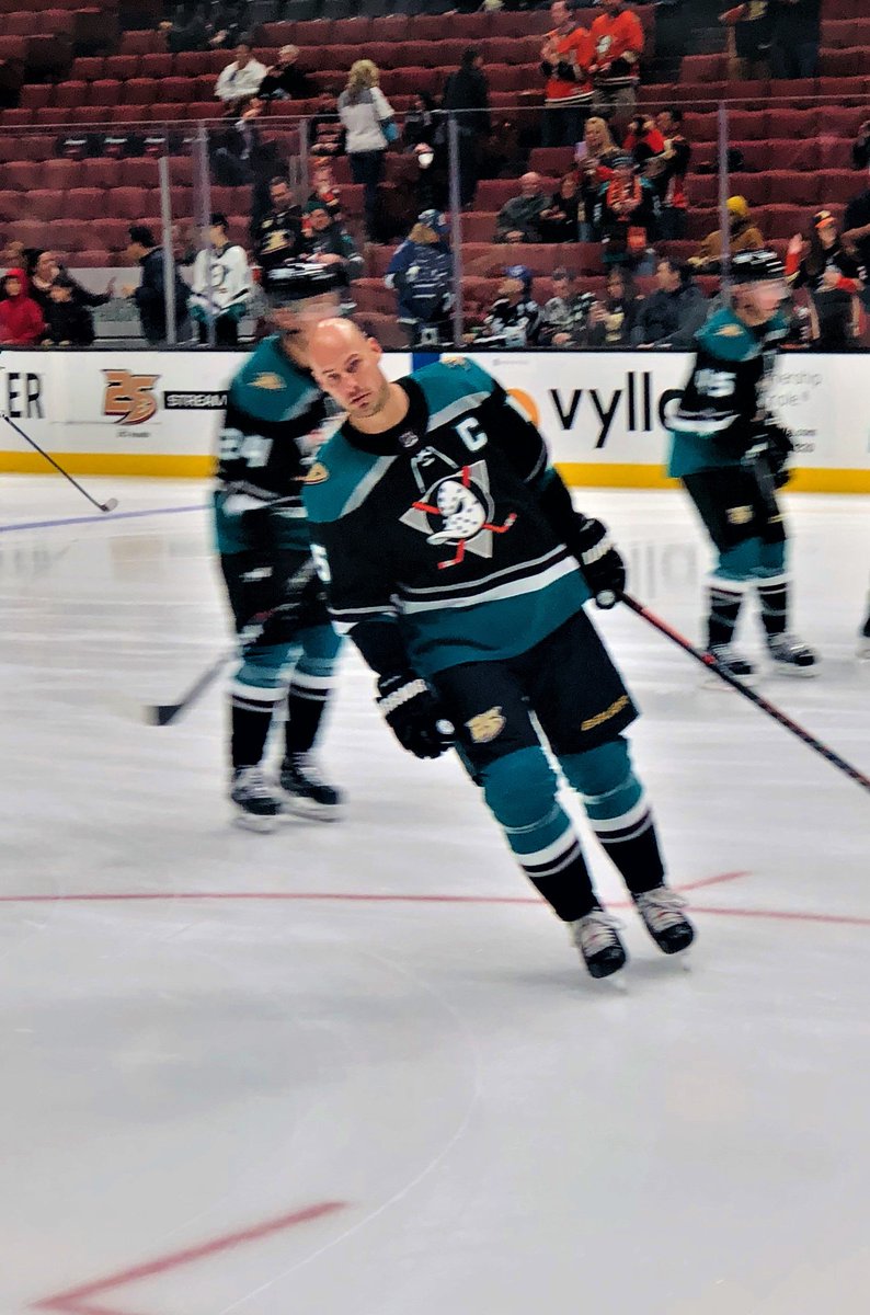 patrioit_david's tweet photo. Moved to a new position for pre-game warmups w/@DanielGSM33. Better people to hang around. #NHLDucks #Getzy #RyanGetzlaf #WarriorPro https://t.co/jkRSLSqDGW
