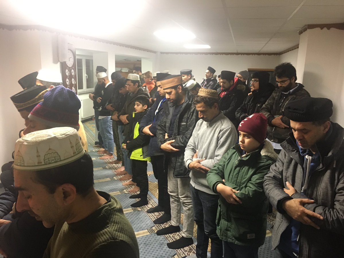 MajlisMuenchen's tweet photo. Die Majlis München hat nach dem Tahajiud Gebet das Neujahrsputz durchgeführt. #Neujahrsputz #MuslimeStarten2019 https://t.co/uqdHk6w14V