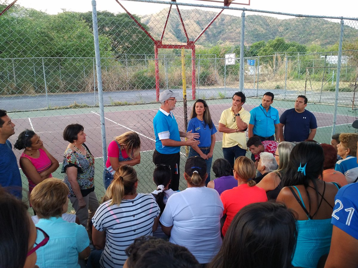noticias_MBI's tweet photo. #AHORA Se realiza asamblea de ciudadanos en el sector El Progreso de #MBI. Con la intervención de los diputados de la @AsambleaVE se presenta la ruta a seguir los siguientes días. https://t.co/OIMj4wJL9o