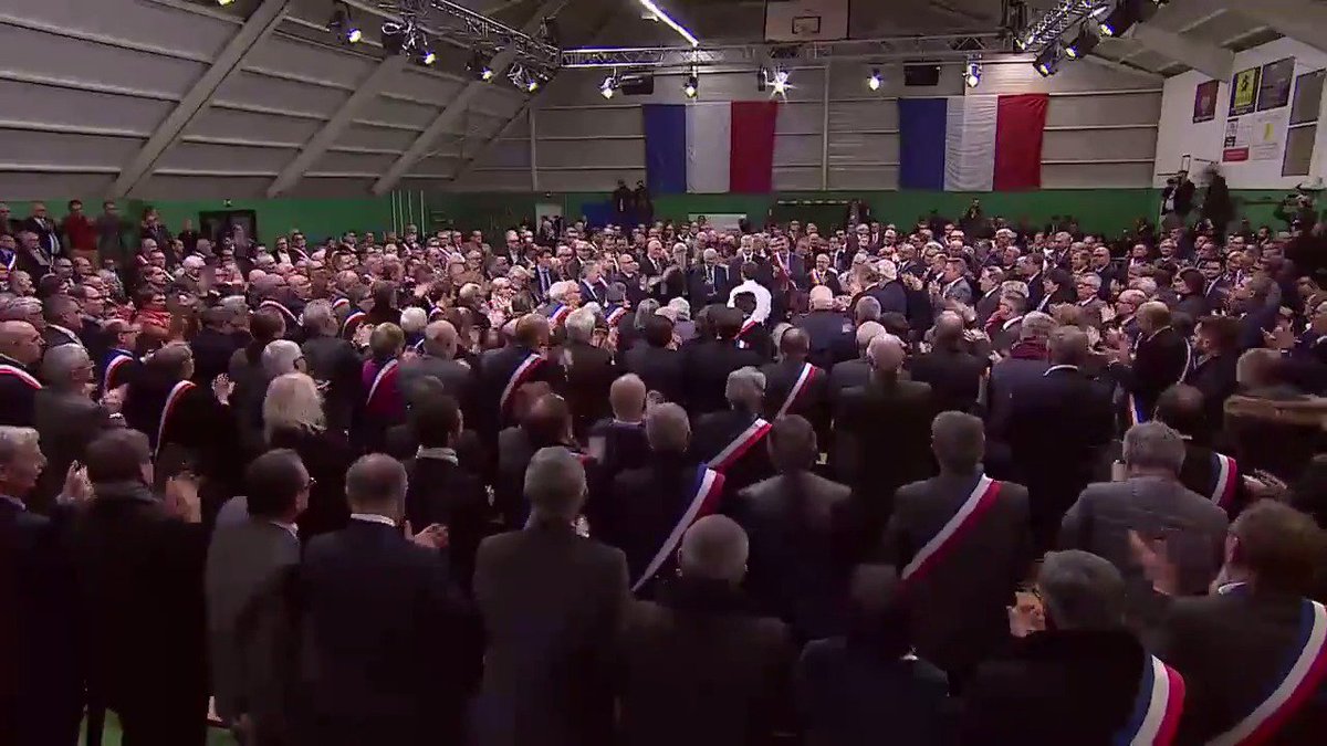 Fin d’un premier temps de dialogue à Bourgtheroulde. Le Grand Débat National doit aussi nous permettre d’inventer une nouvelle forme de démocratie. Merci aux maires présents pour ces longs échanges !